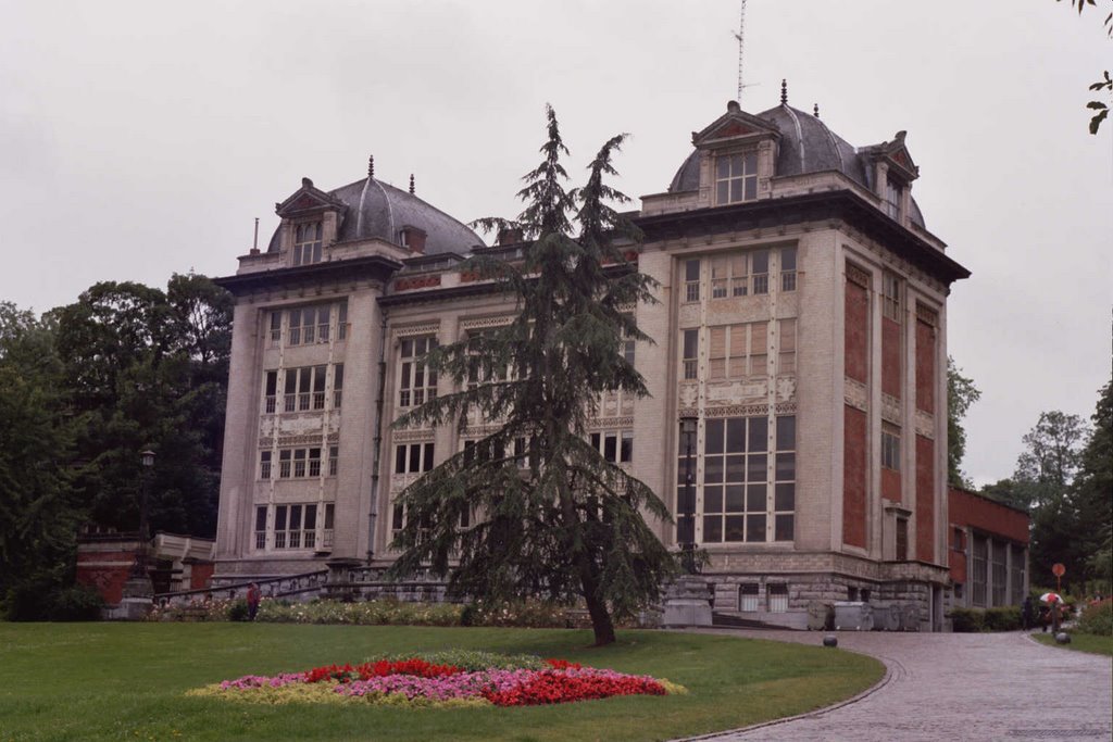 BRUSELAS (Jul.04) - Liceo "Emile Jacqmain" en el Parque Leopoldo, sede de la V Conferencia Solvay en 1927 by Ana Cobo