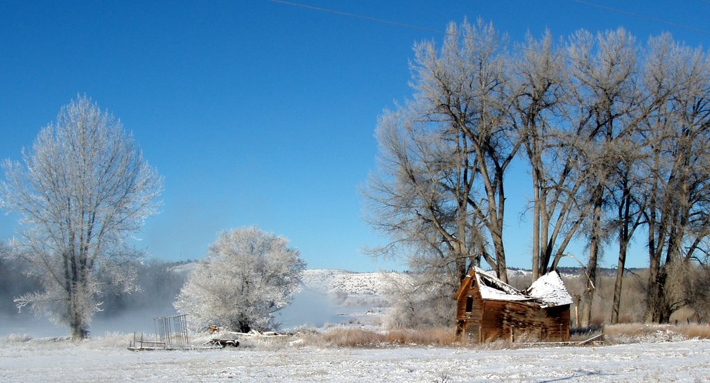 Old Barn in Winter by chickcole