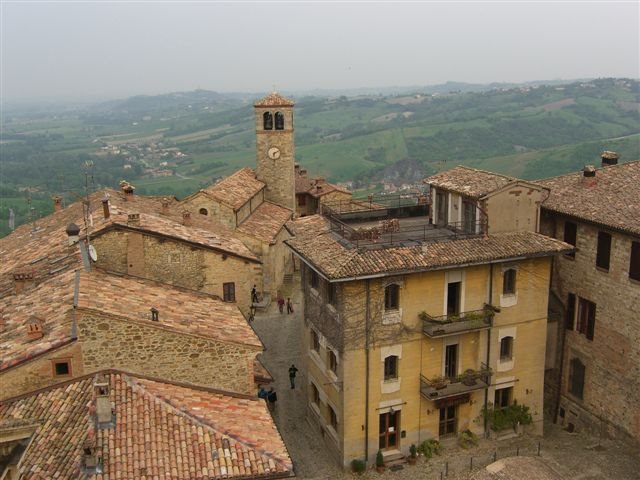 Mastio di Vigoleno - vista interna della piazza by alessandro7220