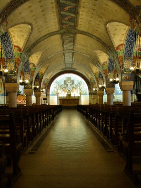 Mausolée en-dessous de la cathédrale de Lisieux by kooolman