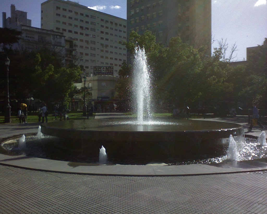 Fuente en plaza central by martin50