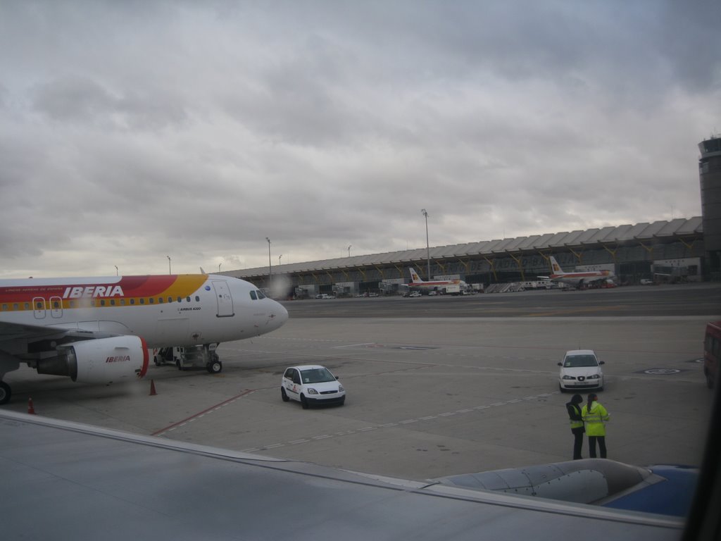 Aeropuerto de Barajas, Madrid by Víctor Zamora