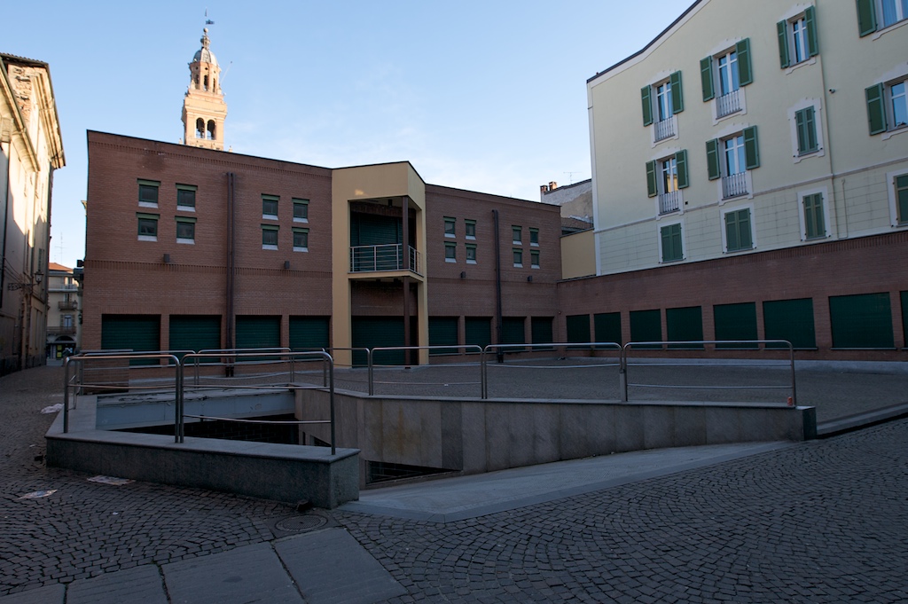 Casale Monferrato, Via Trevigi, Edificio moderno e torre civica by modator