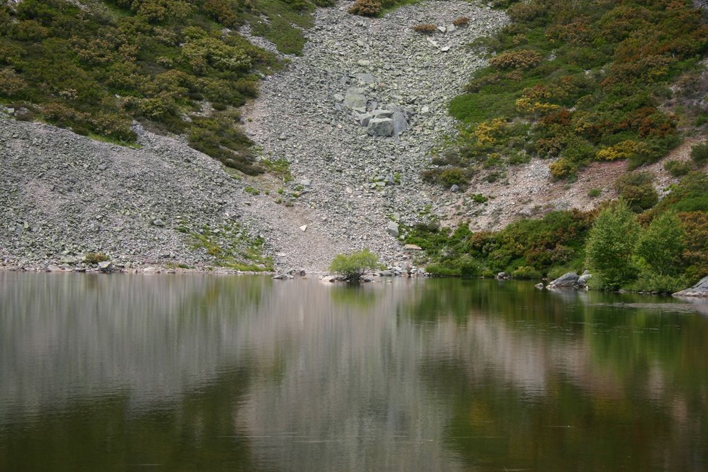 LAGUNA DE LEITARIEGOS by Higinio Barcia