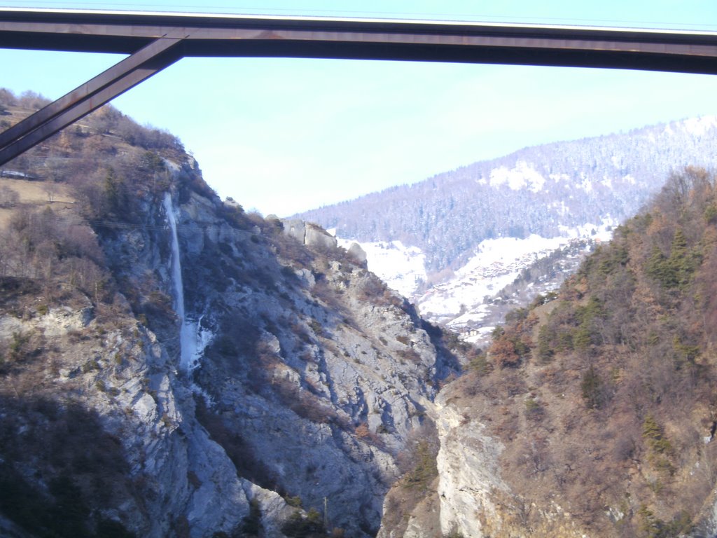 Wasserfall.. wird bald Strom erzeugen by Roland Brunner