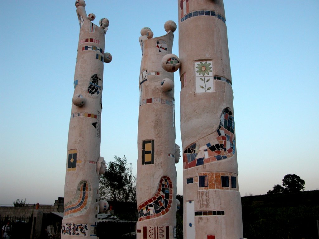 CAMINO DE SANTIAGO (2005). VILLAFRANCA DEL BIERZO (El Bierzo-León). Estudio de escultura de A. Nogueira (7:37 h). by Carlos Sieiro del Ni…