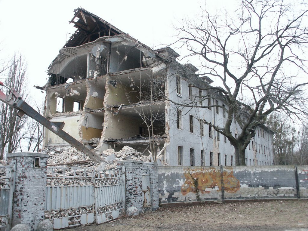 7.4.03_das Kasernengebaeude wird abgerissen_hier haben ab der 30er Jahre bis 1994 Soldaten gewohnt by rahsegler