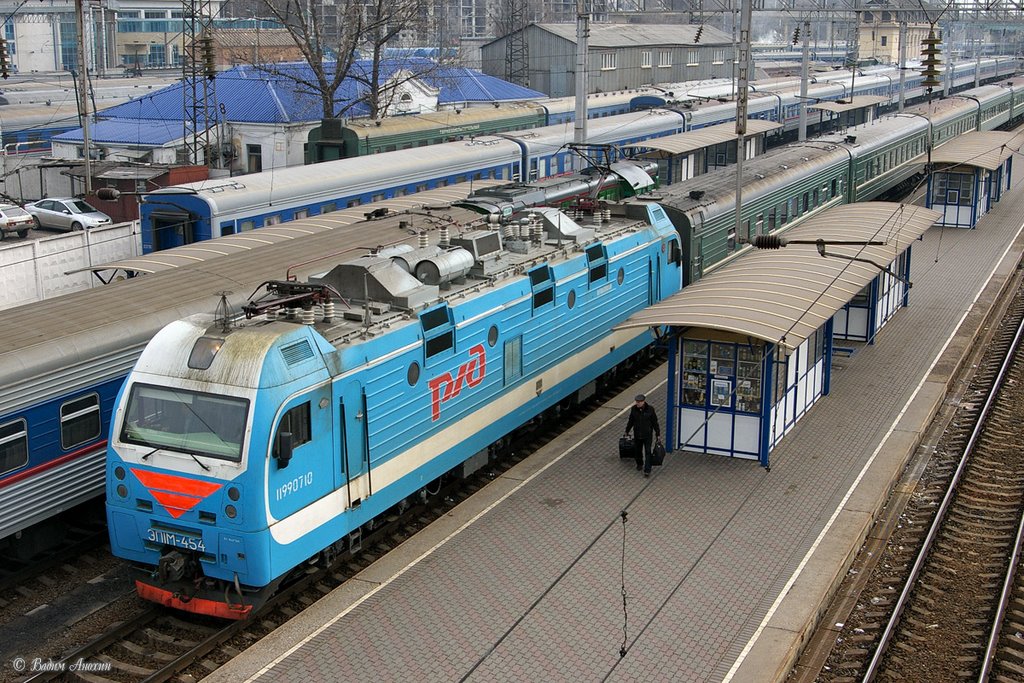 Electric locomotive EP1M-454 with train by Vadim Anokhin