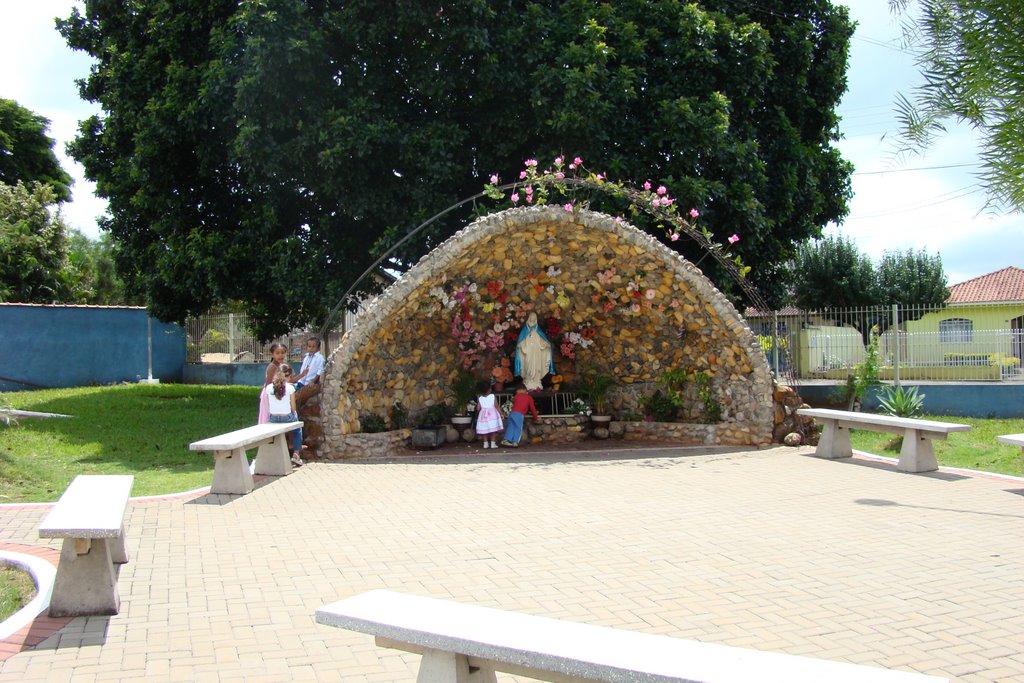 Gruta No Pátio da Paróquia São Francisco Xavier by Sílvio Roberto Alves