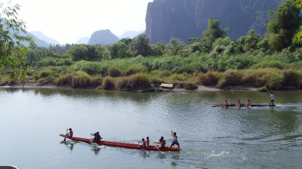 Laos boys on boat racing เด็กลาวซ้อมแข่งเรือ by Sarayut