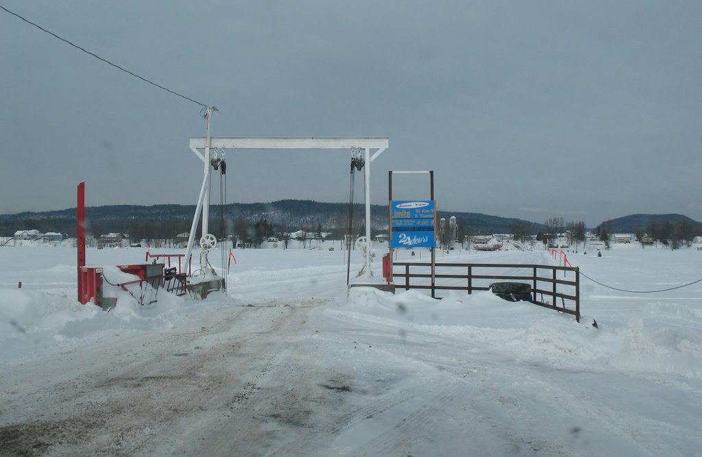 Montebello-Lefaivre Ice Bridge by sacoo