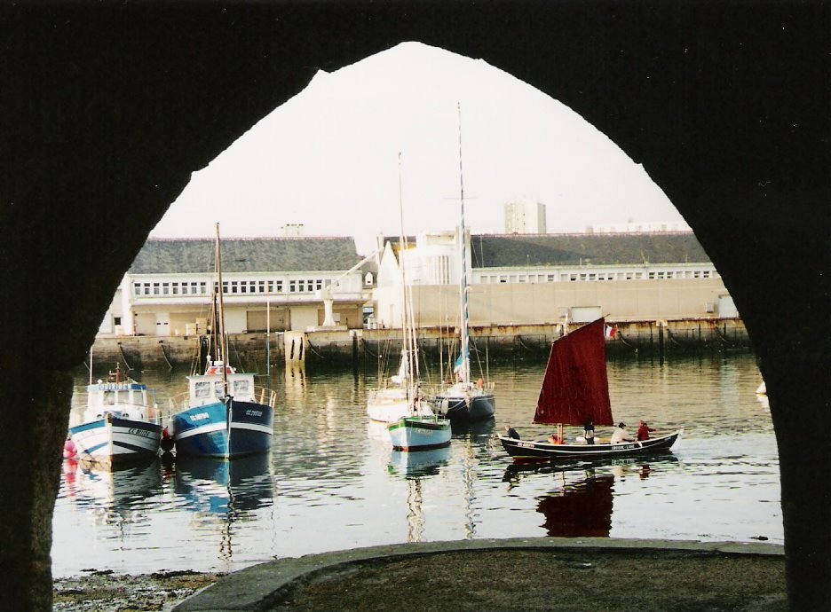 Croque Lune à Concarneau by Joe Kundec