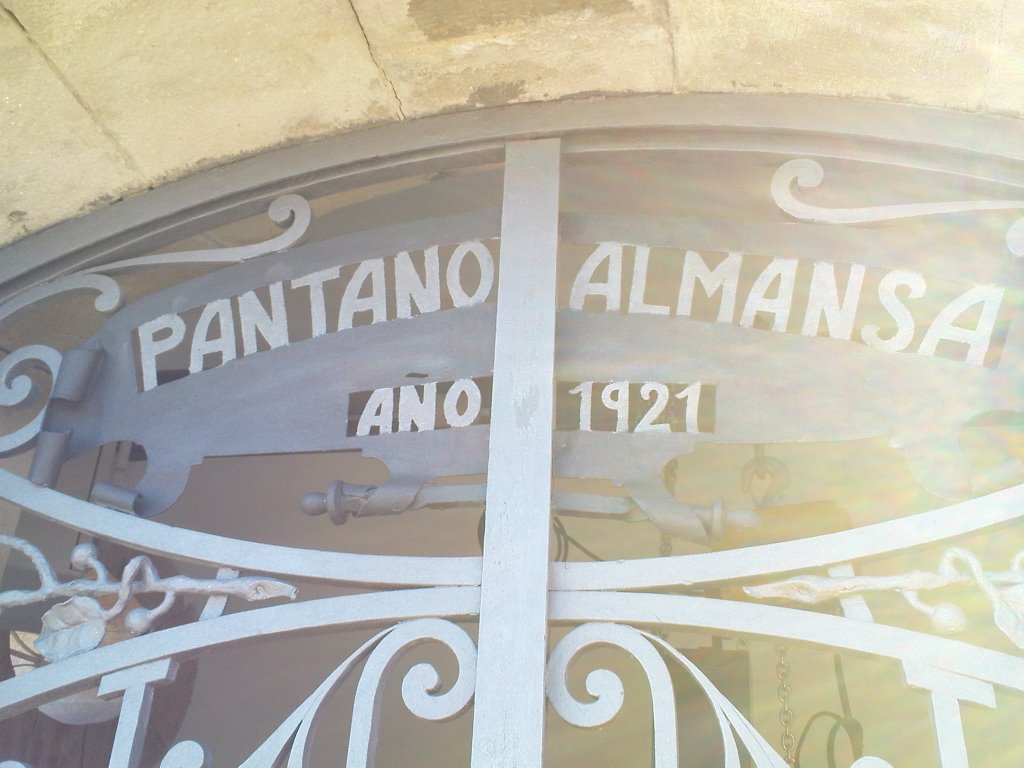 Puerta botana del pantano de Almansa by Fernando Aroca