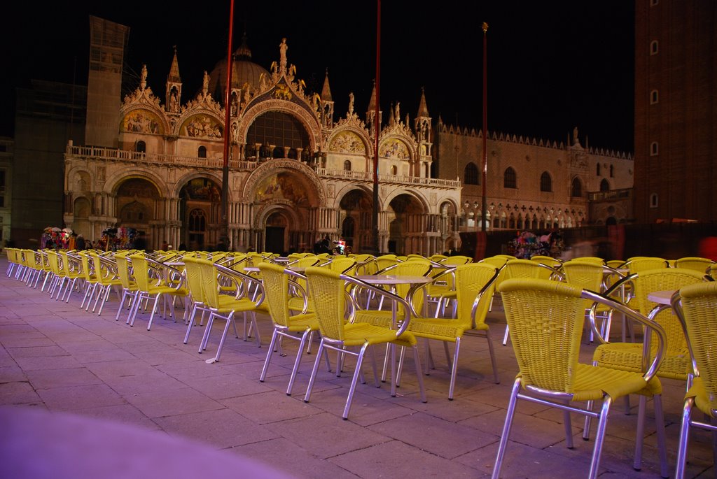 Venezia: San Marco vista dai tavolini dei bar by Fabrizio Reale