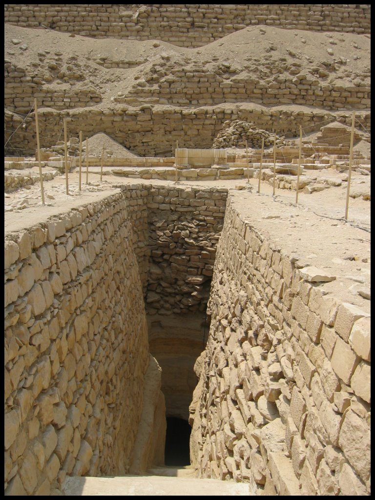 Saqqara entrance by earthpics