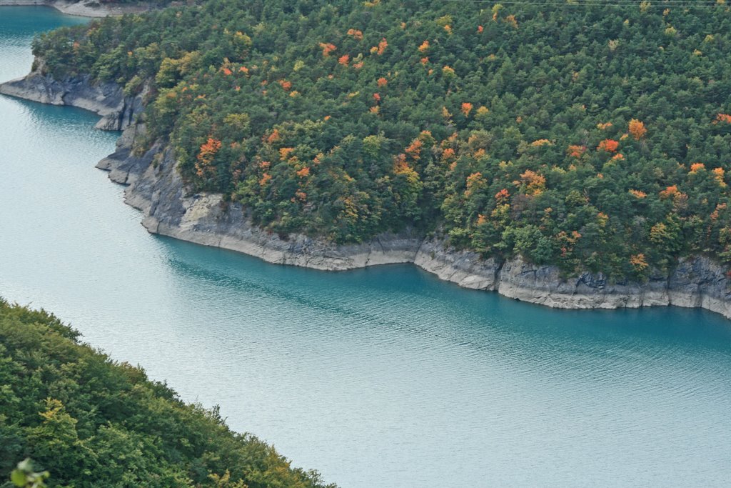 Début d'automne sur le lac de Monteynard by f.  madic