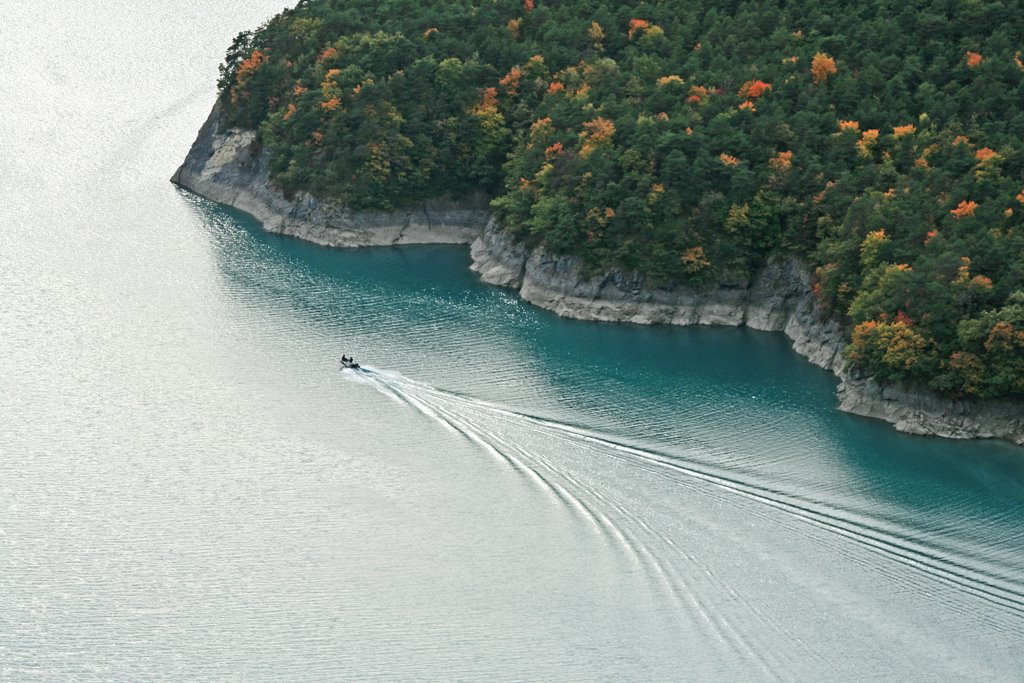 Sillage sur le lac de Monteynard by f.  madic