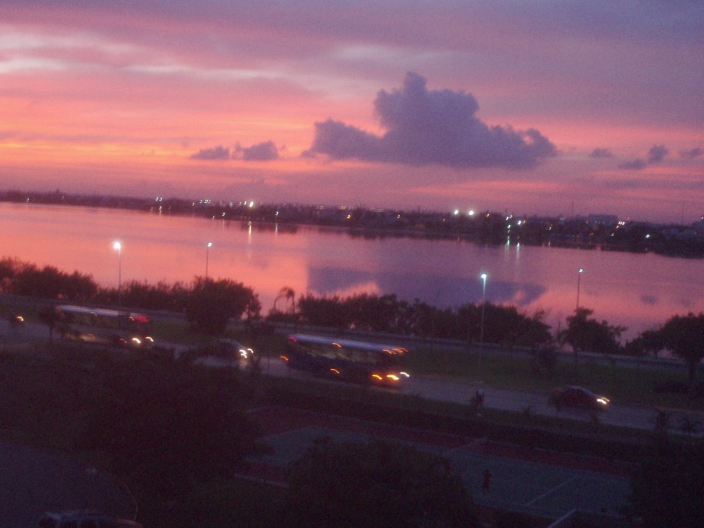 Atardecer en la Laguna desde Carisa y Palma Cancún Quintana Roo México by profesortec