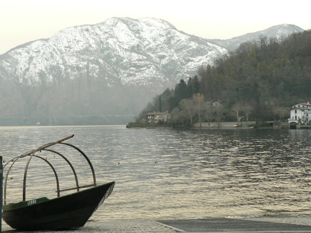 Lago di Como con la tipica imbarcazione"la Lucia" by aniello bizzoco