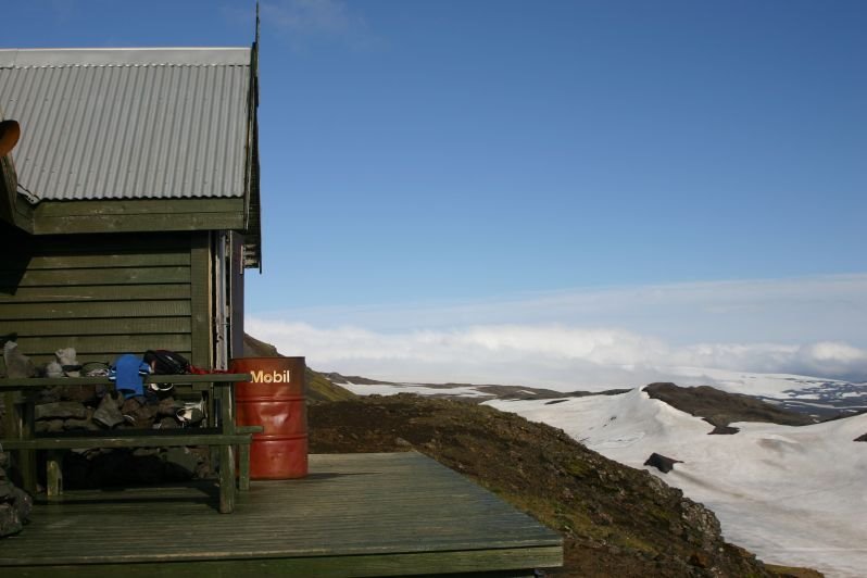 Hut at Fimmvörðuháls by daisy