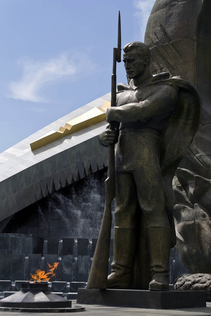 Monument in memory of the father of the Turkmenbashi by Goetz Burggraf