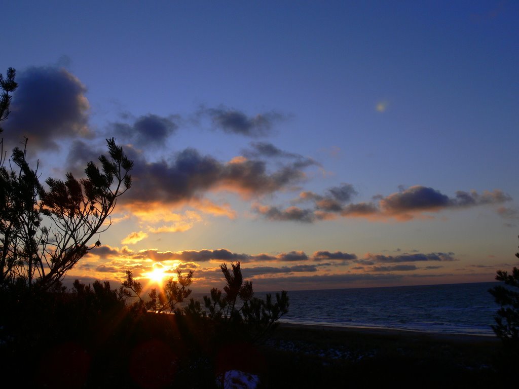 Nach einer halben Stunde frieren und warten geht die Sonne endlich unter by Christian Dirksen