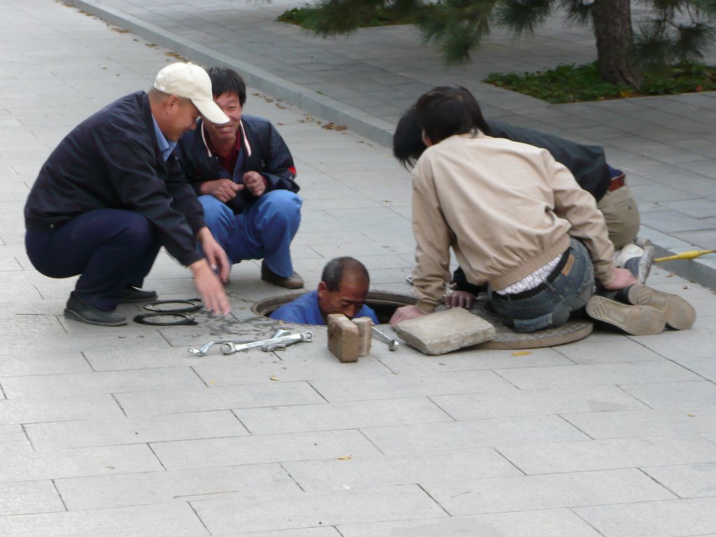 Teamwork near 东城区 by Andreas Kuehn