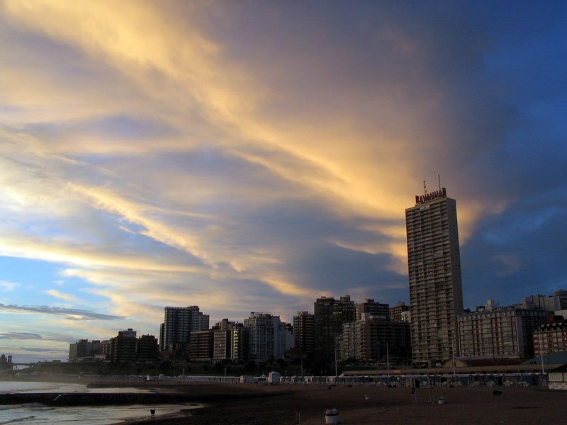 Amenece y se disipa una tormenta en Edificio Havanna, Mar del Plata, Buenos Aires by Gustavo A. Mansilla