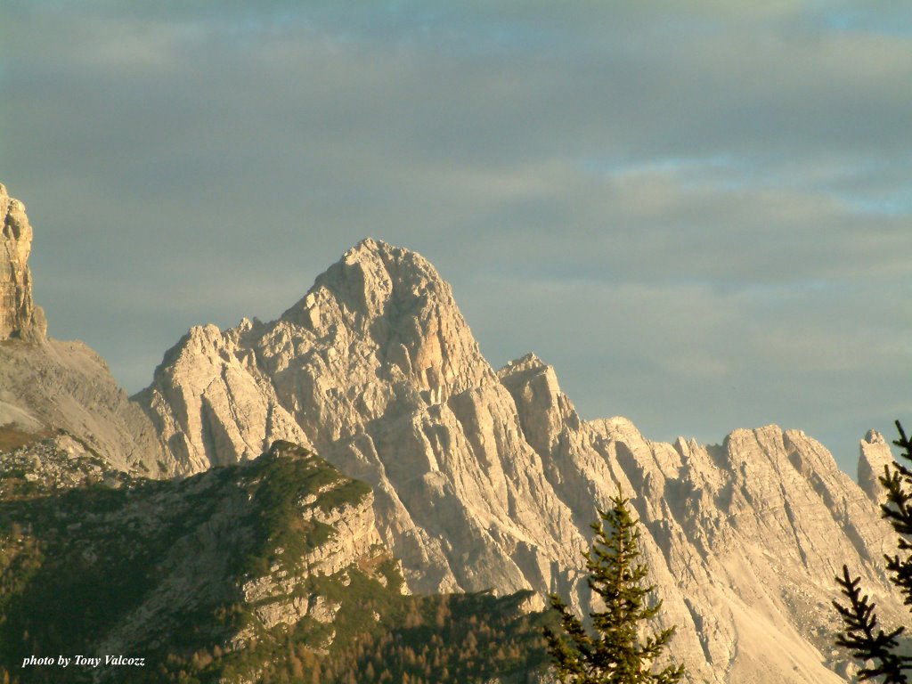 Luce d'autunno sul Monte Castello by Tony Valcozz