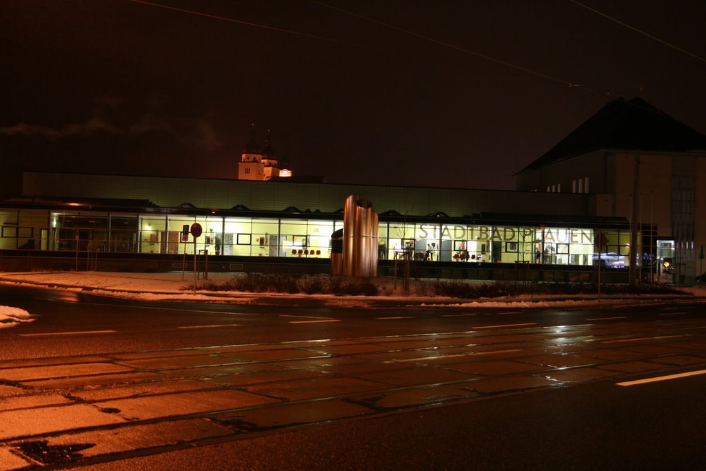 Stadtbad Plauen bei Nacht aus Richtung Hofer Strasse by Ralf Baumann