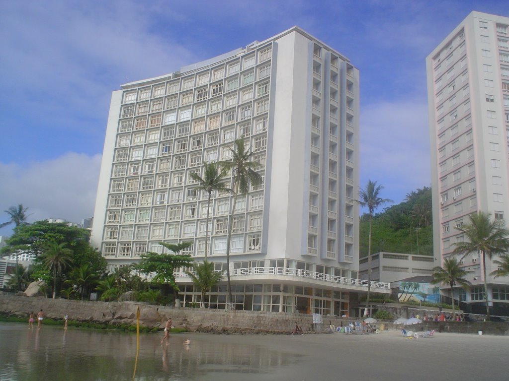 Edifício Sobre as Ondas - Praia de Pitangueiras - Ilha de Guarujá by Rodrigo Morais