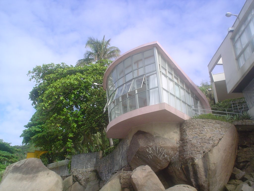 Casa encrustada nas pedras - Praia de Pitangueiras - Ilha de Guarujá by Rodrigo Morais