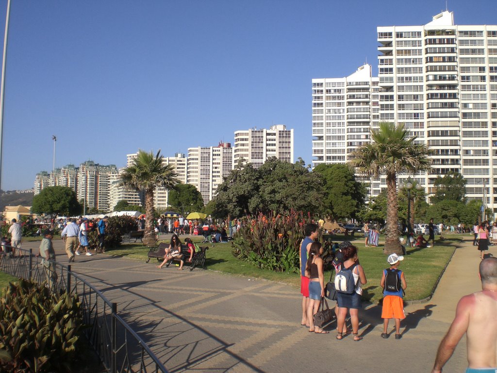 Praça junto a Avenida San Martin e Praia Acapulco - Viña del Mar - Chile by Paulo Yuji Takarada