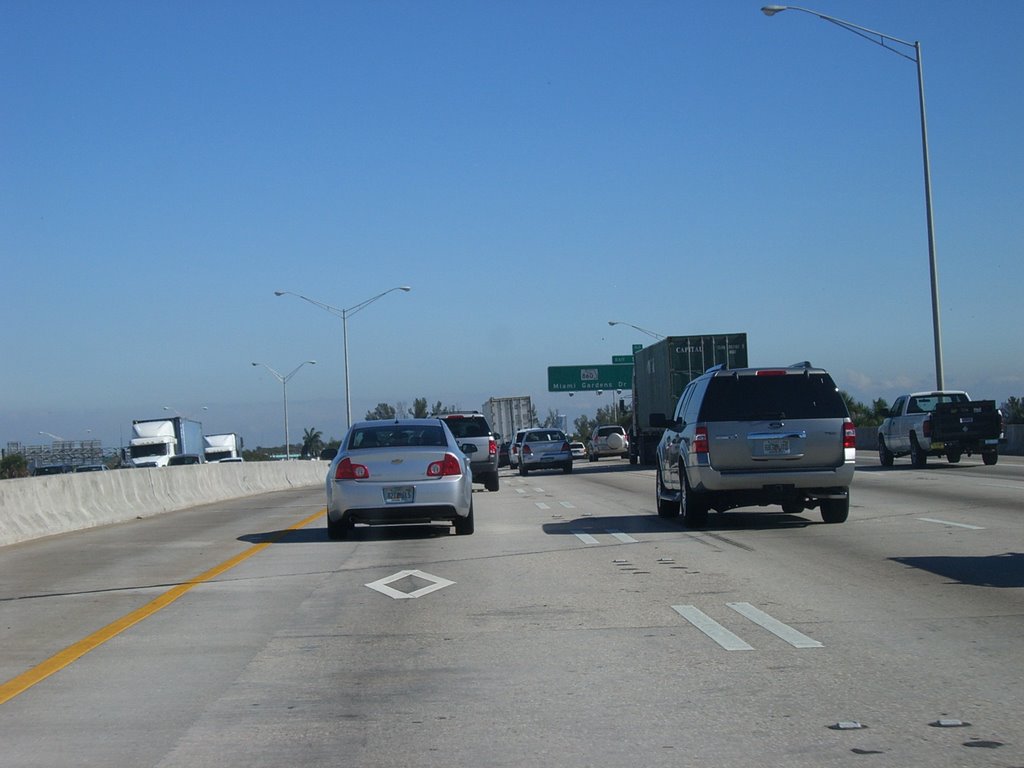 I-95 Northbound. by Roberto Lam