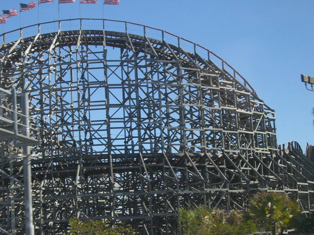 I-95 Northbound. Wood Roller Coaster. by Roberto Lam