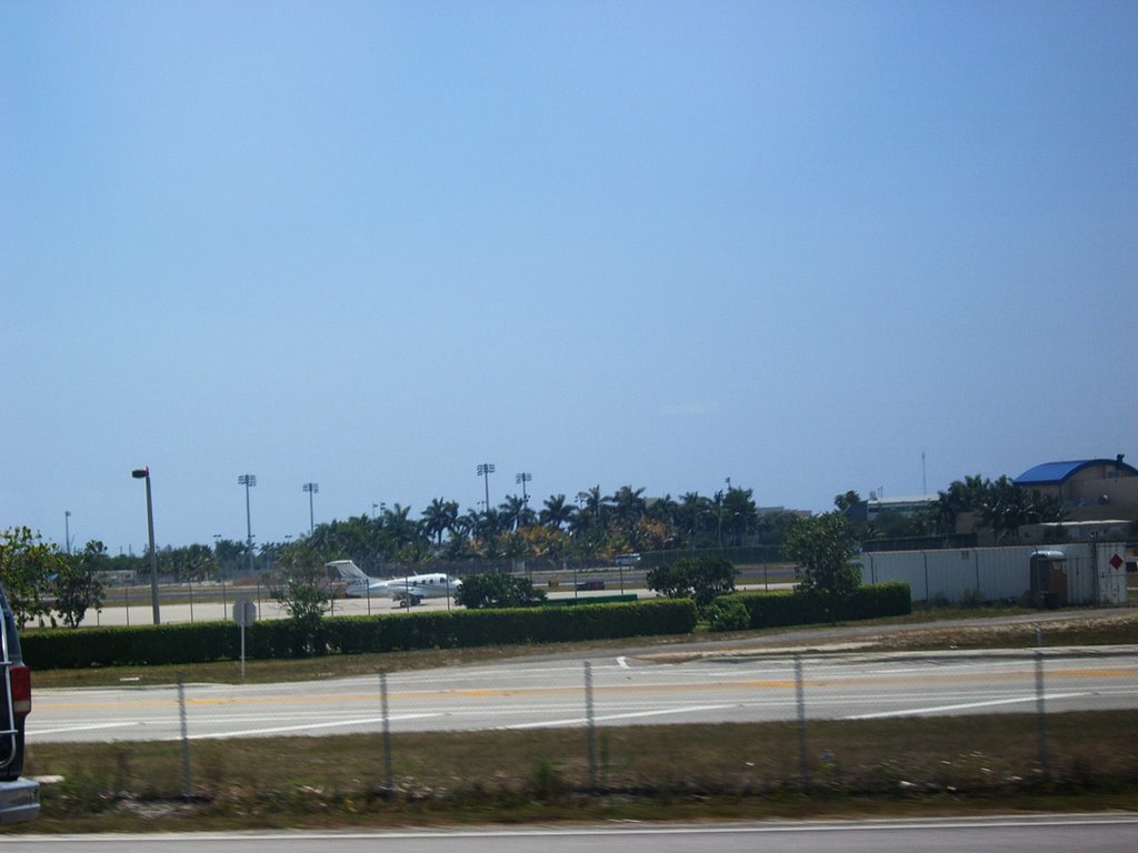 I-95. Airport view. by Roberto Lam