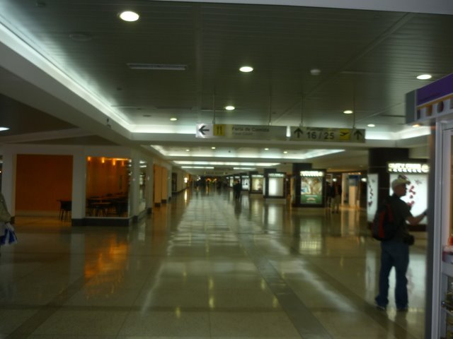 Adentro del aeropuerto by varias personas