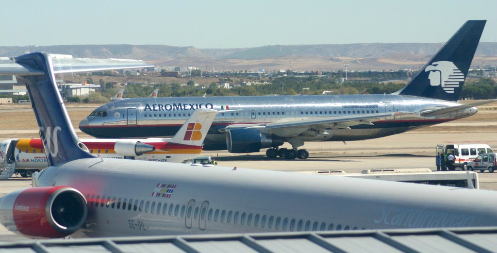 Rush hour at Madrid Barajas by Davide Andreani