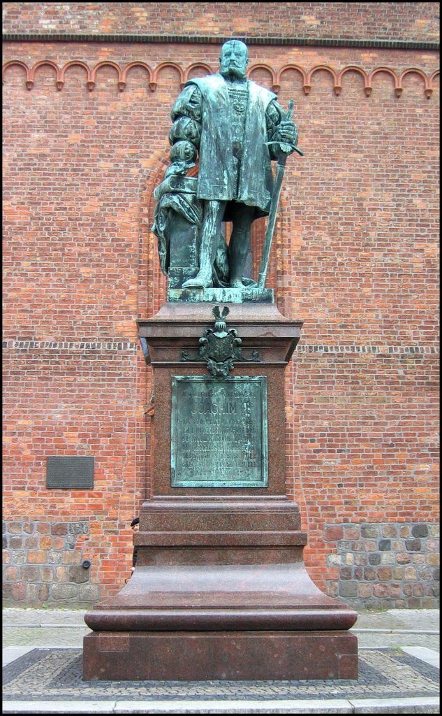 Denkmal Kurfürst Joachim II. (1889) vor der St.-Nikolai-Kirche in Berlin Spandau by Ralf Pätzold