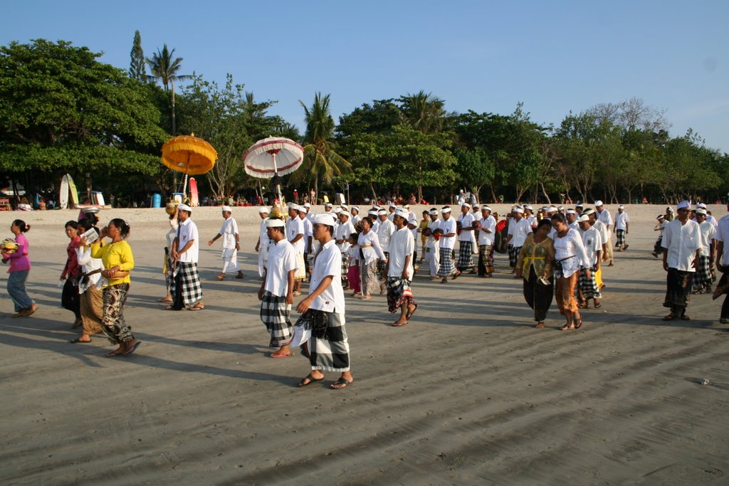 Kuta Beach ceremonie by Adriaan van Dis