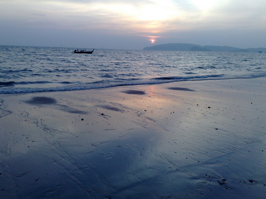 Sonnenuntergang am Strande von Ao Nang by Trollix