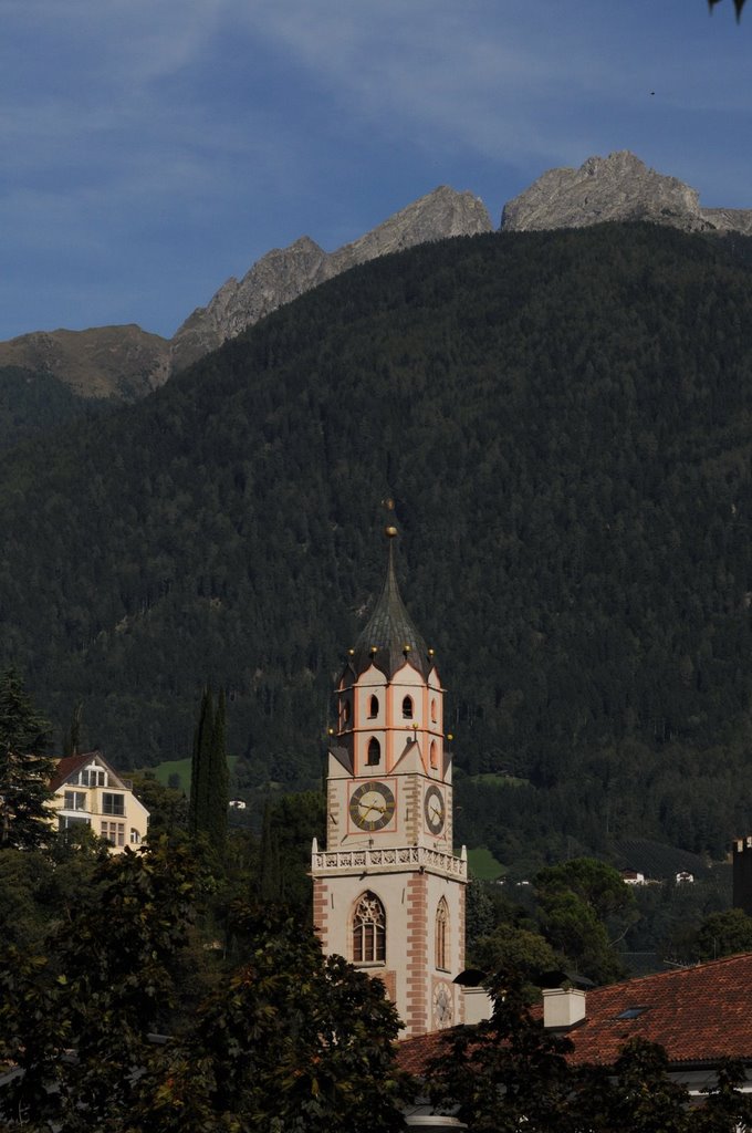 Meran - Stadtkirche vor Ifingerpanorama by Bernd Nienhaus