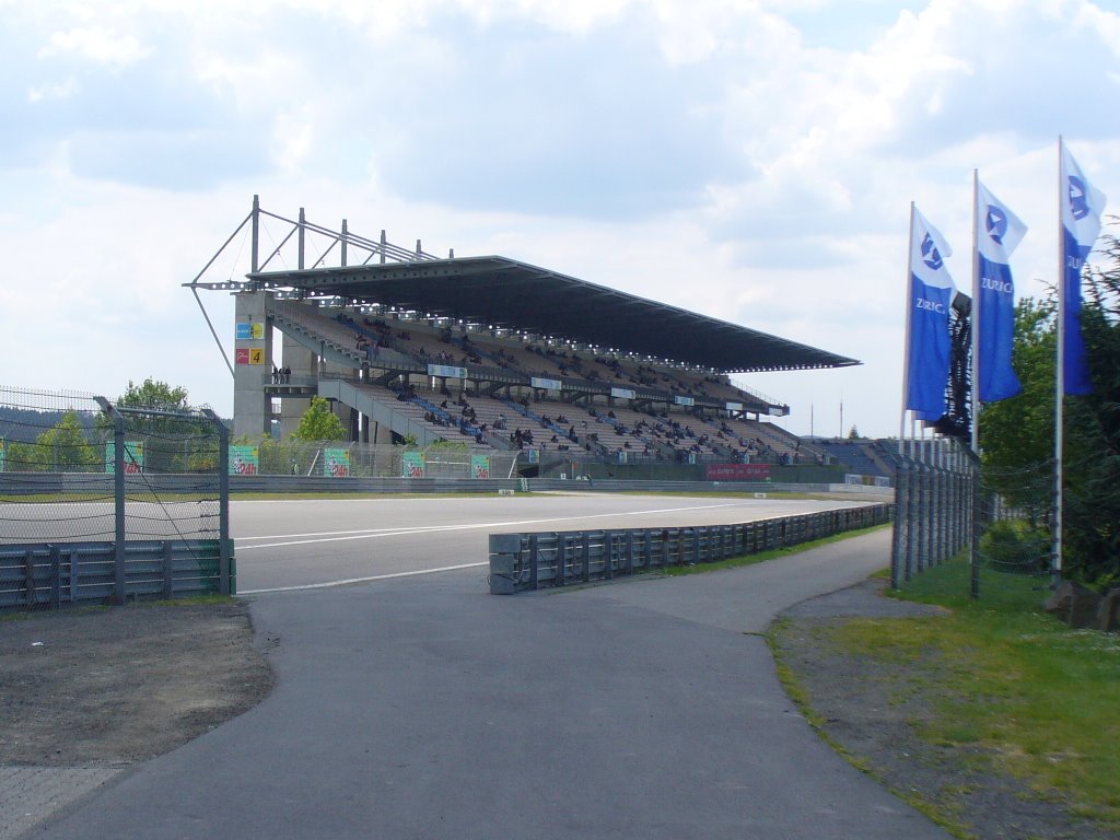 Nürburgring - Bilstein-Tribüne (6760) by Felix2008