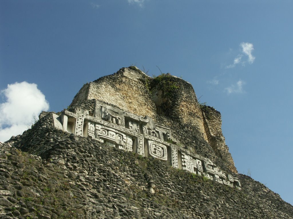 Xunantunich by Nico Hormel