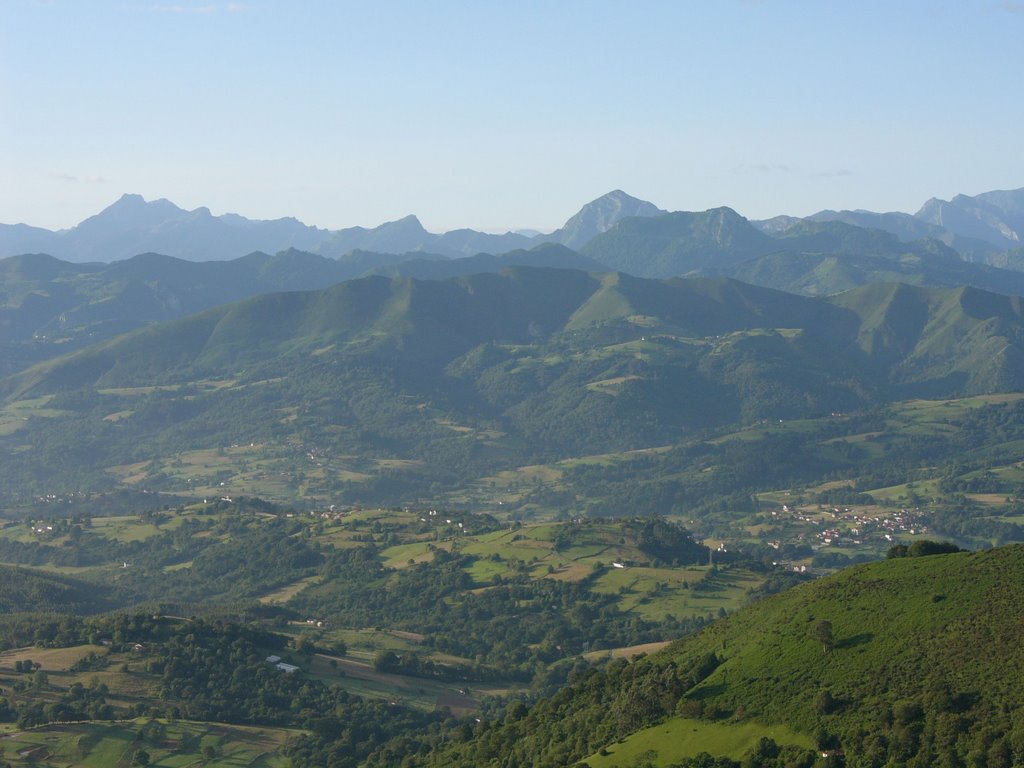 Cabroneru, Valdelpino y Pierzu desde La Vallina'l Osu by Francisco Beltran de Heredia