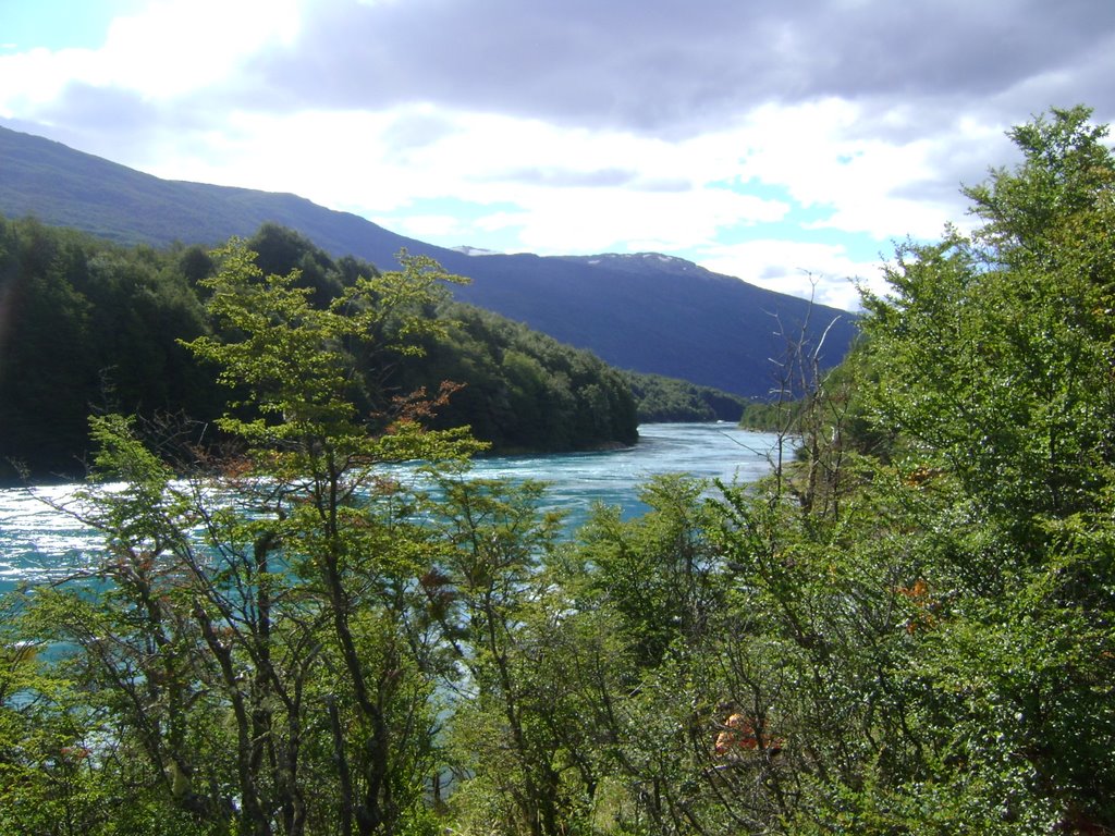 Río Baker cerca de su nacimiento by José Pedro Martínez