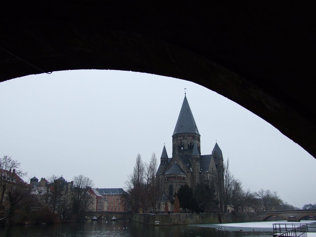 Temple neuf vu sous le pont by medine du 76