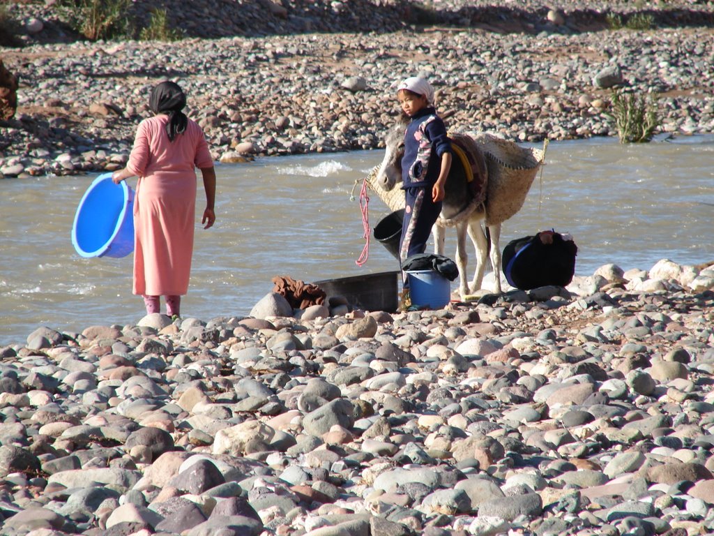 Woman with daughter at a oued between Amizmiz and Ouirgane by thepan27