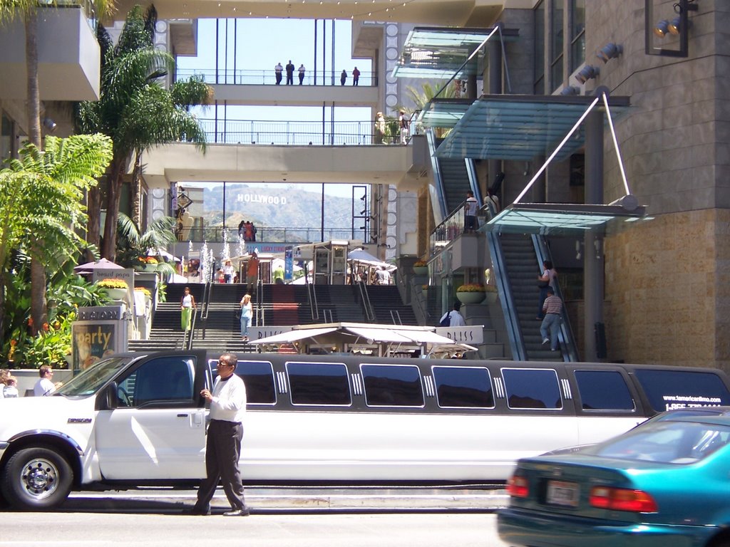 Hollywood sign vanaf kodak theater by N. van den Broek