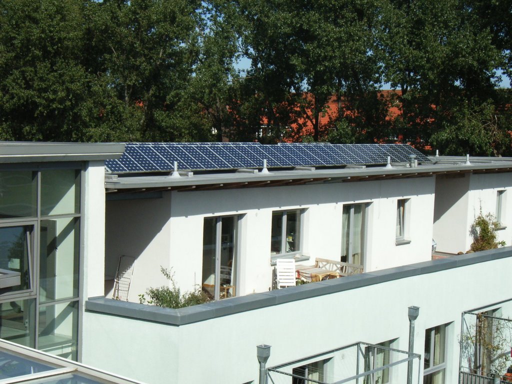 Solaranlage auf dem Dach der Wohnwarft e.G. in Hamburg-Barmbek by Hartmuth Groth